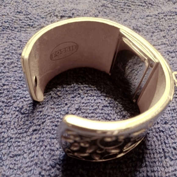 LADIES FOSSIL ES 1753 SILVER TONE WRISTBAND - Picture 2 of 6